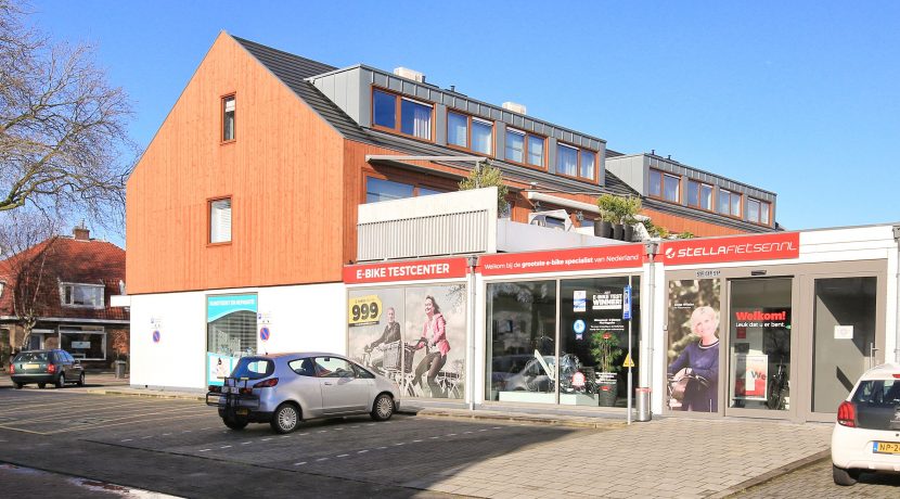 Recent gerealiseerd dubbel bovenhuis met 27 m² dakterras, 4 kamers en eigen parkeerplaats in centrum @Badhoevedorp aan de Sloterweg 20 Foto 30 Gevel 01c