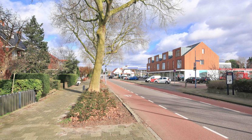 Recent gerealiseerd dubbel bovenhuis met 27 m² dakterras, 4 kamers en eigen parkeerplaats in centrum @Badhoevedorp aan de Sloterweg 20 Foto 31 Gevel 01d