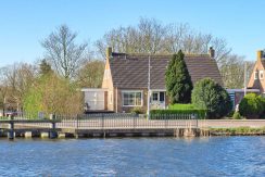 Ruime half vrijstaande dijkwoning op grote kavel gelegen aan de ringvaart met vrij uitzicht voor en achter @Lijnden Akerdijk 9 foto 01 gevel 01a