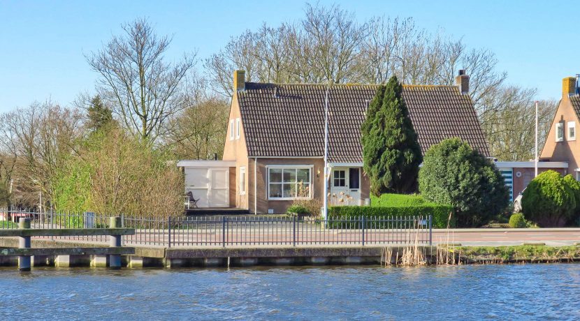 Ruime half vrijstaande dijkwoning op grote kavel gelegen aan de ringvaart met vrij uitzicht voor en achter @Lijnden Akerdijk 9 foto 01 gevel 01a