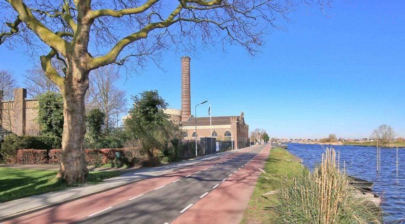 Ruime half vrijstaande dijkwoning op grote kavel gelegen aan de ringvaart met vrij uitzicht voor en achter @Lijnden Akerdijk 9 foto 02 omgeving 01a