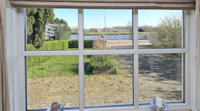 Ruime half vrijstaande dijkwoning op grote kavel gelegen aan de ringvaart met vrij uitzicht voor en achter @Lijnden Akerdijk 9 foto 05 uitzicht 01a