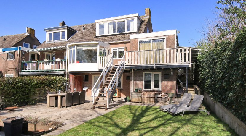 Ruime half vrijstaande dijkwoning op grote kavel gelegen aan de ringvaart met vrij uitzicht voor en achter @Lijnden Akerdijk 9 foto 19 achtertuin 01a