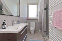 Ruime half vrijstaande dijkwoning op grote kavel gelegen aan de ringvaart met vrij uitzicht voor en achter @Lijnden Akerdijk 9 foto 44 badkamer 02a