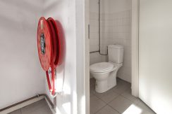 Te huur multifunctionele bedrijfsruimte met 3 bijbehorende parkeerplaatsen @Amsterdam-Westpoort Nieuw-Zeelandweg 5B-15 foto 09 toilet
