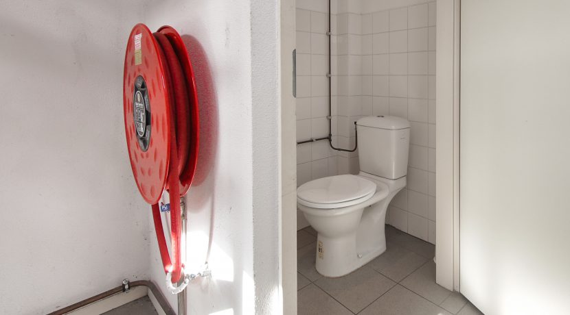Te huur multifunctionele bedrijfsruimte met 3 bijbehorende parkeerplaatsen @Amsterdam-Westpoort Nieuw-Zeelandweg 5B-15 foto 09 toilet