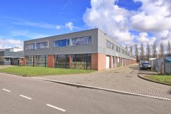 Te huur multifunctionele bedrijfsruimte met 3 bijbehorende parkeerplaatsen @Amsterdam-Westpoort Nieuw-Zeelandweg 5B-15 foto 11 gevel 02b