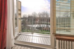 Vrij uitzicht op het park in dit centraal @Amsterdam-West Baden Powellweg 57 gelegen vierkamer klusappartement! Foto 03 Balkon 01a