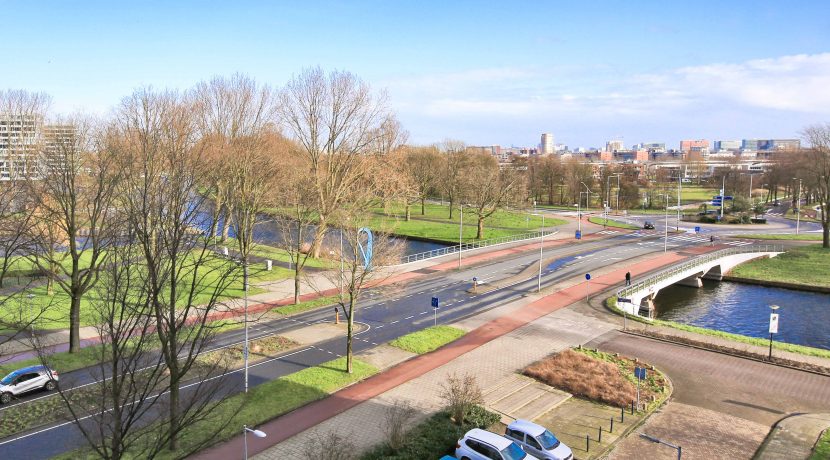 Vrij uitzicht op het park in dit centraal @Amsterdam-West Baden Powellweg 57 gelegen vierkamer klusappartement! Foto 22 Uitzicht 01b