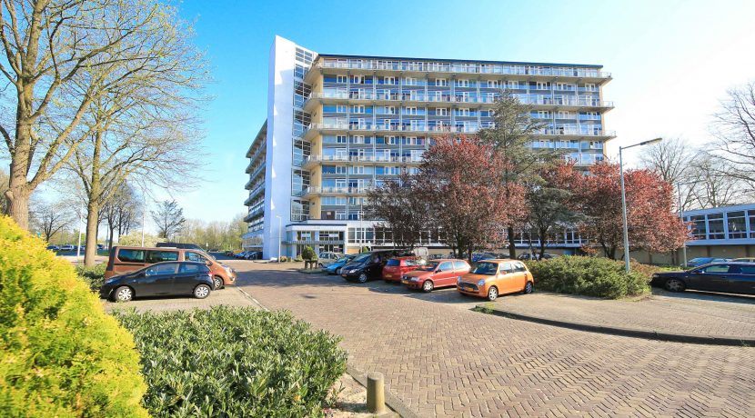 Vrij uitzicht op het park in dit centraal @Amsterdam-West Baden Powellweg 57 gelegen vierkamer klusappartement! Foto 24 Gevel 01c