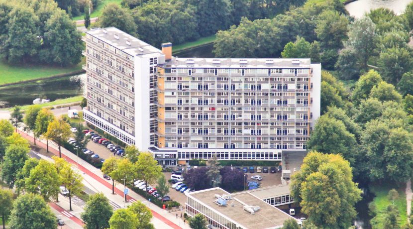 Vrij uitzicht op het park in dit centraal @Amsterdam-West Baden Powellweg 57 gelegen vierkamer klusappartement! Foto 32 Gevel 01d