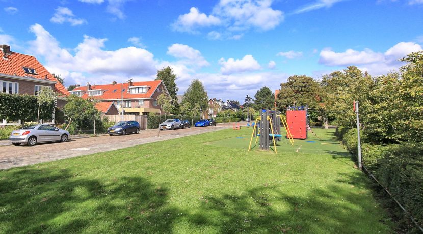 Grote vooroorlogse tussenwoning met diepe en vrije tuin, veel kamers en karakteristieke details @Badhoevedorp Havikstraat 13 Foto 05 Omgeving 01a