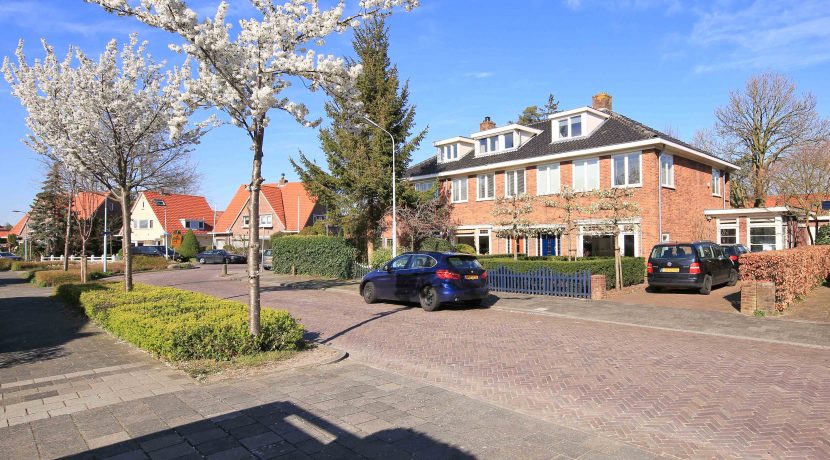 Grote vooroorlogse tussenwoning met diepe en vrije tuin, veel kamers en karakteristieke details @Badhoevedorp Havikstraat 13 Foto 39 Gevel 01c