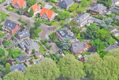 Grote vooroorlogse tussenwoning met diepe en vrije tuin, veel kamers en karakteristieke details @Badhoevedorp Havikstraat 13 Foto 44 Luchtfoto 01a