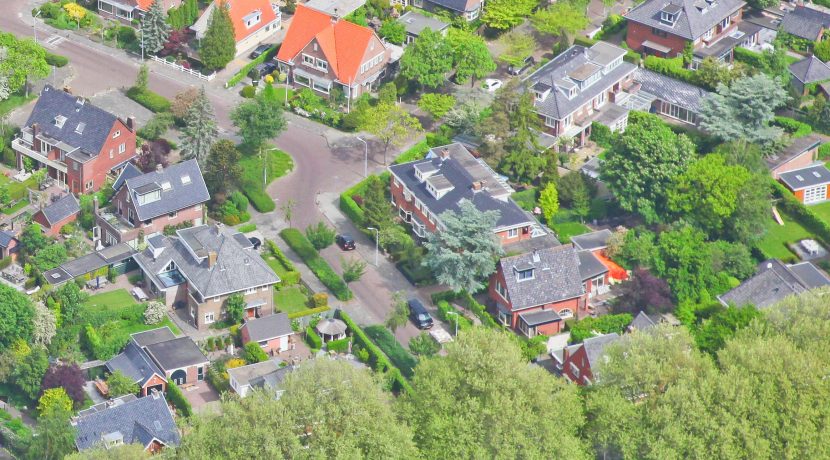 Grote vooroorlogse tussenwoning met diepe en vrije tuin, veel kamers en karakteristieke details @Badhoevedorp Havikstraat 13 Foto 44 Luchtfoto 01a