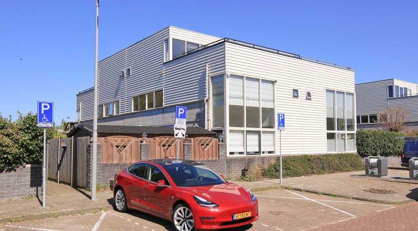 Lichte, energiezuinige en moderne hoekwoning met een zuidwest tuin en gelegen in het kindvriendelijke @Amsterdam-De Aker aan de Le Tourmalet 54 Foto 01 gevel 01a