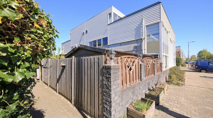 Lichte, energiezuinige en moderne hoekwoning met een zuidwest tuin en gelegen in het kindvriendelijke @Amsterdam-De Aker aan de Le Tourmalet 54 Foto 11 gevel 01b