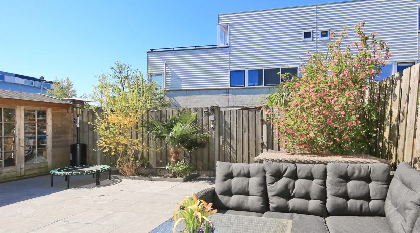 Lichte, energiezuinige en moderne hoekwoning met een zuidwest tuin en gelegen in het kindvriendelijke @Amsterdam-De Aker aan de Le Tourmalet 54 Foto 20 tuin 01b