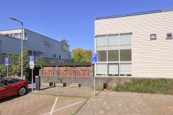 Lichte, energiezuinige en moderne hoekwoning met een zuidwest tuin en gelegen in het kindvriendelijke @Amsterdam-De Aker aan de Le Tourmalet 54 Foto 35 gevel 01c