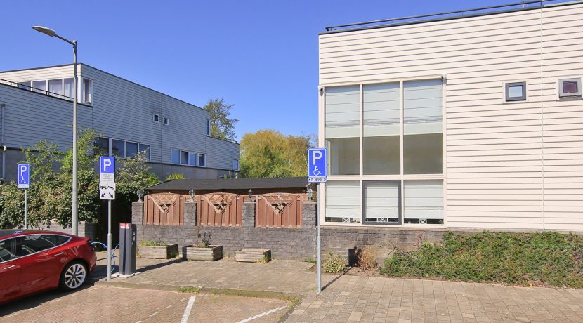 Lichte, energiezuinige en moderne hoekwoning met een zuidwest tuin en gelegen in het kindvriendelijke @Amsterdam-De Aker aan de Le Tourmalet 54 Foto 35 gevel 01c