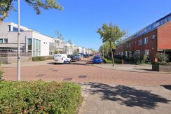 Lichte, energiezuinige en moderne hoekwoning met een zuidwest tuin en gelegen in het kindvriendelijke @Amsterdam-De Aker aan de Le Tourmalet 54 Foto 36 straatbeeld 01a