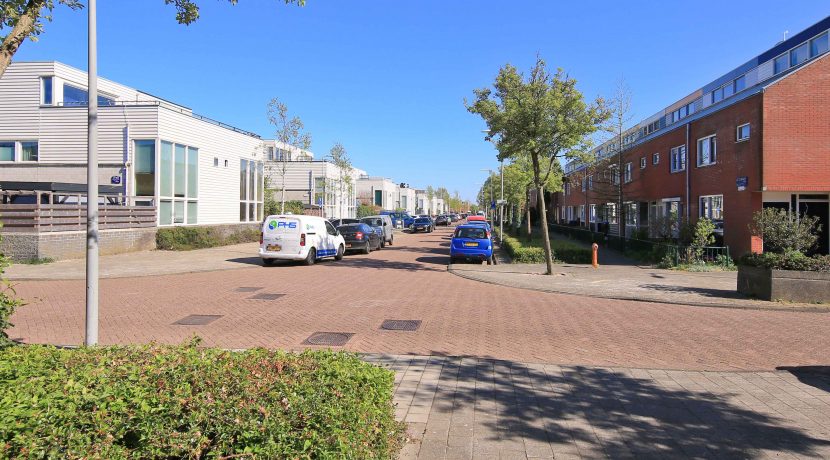 Lichte, energiezuinige en moderne hoekwoning met een zuidwest tuin en gelegen in het kindvriendelijke @Amsterdam-De Aker aan de Le Tourmalet 54 Foto 36 straatbeeld 01a