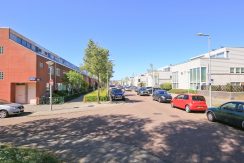 Lichte, energiezuinige en moderne hoekwoning met een zuidwest tuin en gelegen in het kindvriendelijke @Amsterdam-De Aker aan de Le Tourmalet 54 Foto 37 straatbeeld 01b