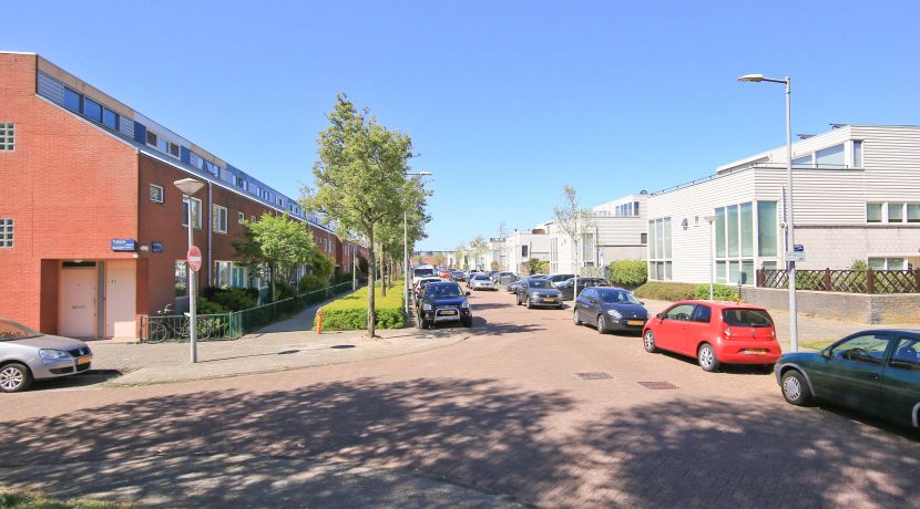 Lichte, energiezuinige en moderne hoekwoning met een zuidwest tuin en gelegen in het kindvriendelijke @Amsterdam-De Aker aan de Le Tourmalet 54 Foto 37 straatbeeld 01b