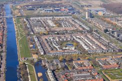 Lichte, energiezuinige en moderne hoekwoning met een zuidwest tuin en gelegen in het kindvriendelijke @Amsterdam-De Aker aan de Le Tourmalet 54 Foto 44 omgeving 01g