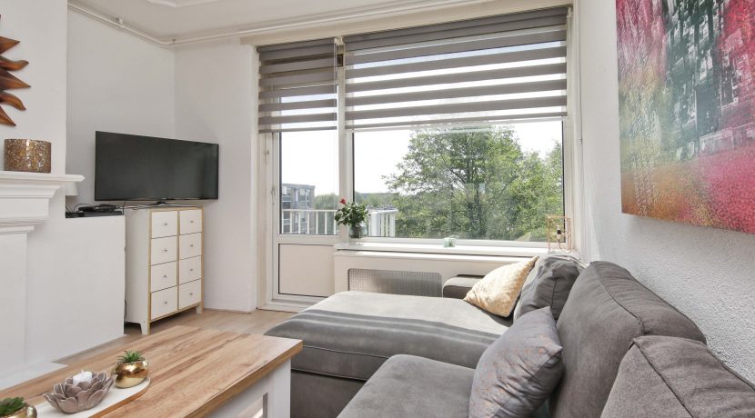 Een driekamer hoekappartement op penthouseniveau met vrij uitzicht voor en achter in centrum @Badhoevedorp aan de Einsteinlaan 295 Foto 10 Woonkamer 01c