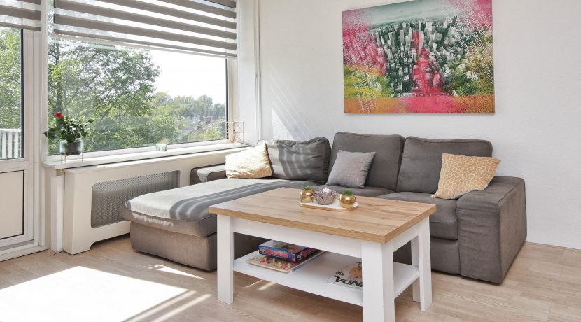 Een driekamer hoekappartement op penthouseniveau met vrij uitzicht voor en achter in centrum @Badhoevedorp aan de Einsteinlaan 295 Foto 11 Woonkamer 01d