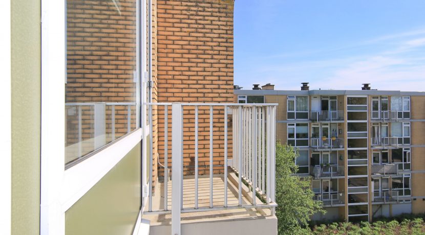 Een driekamer hoekappartement op penthouseniveau met vrij uitzicht voor en achter in centrum @Badhoevedorp aan de Einsteinlaan 295 Foto 12 Balkon 02a