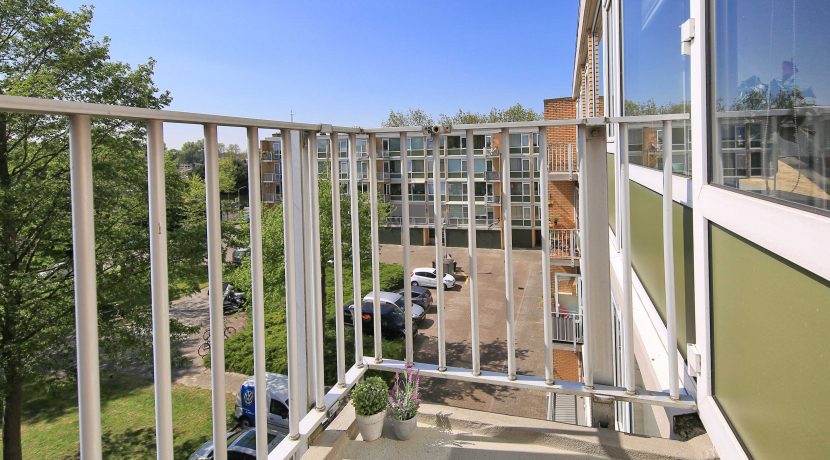 Een driekamer hoekappartement op penthouseniveau met vrij uitzicht voor en achter in centrum @Badhoevedorp aan de Einsteinlaan 295 Foto 13 Balkon 02b