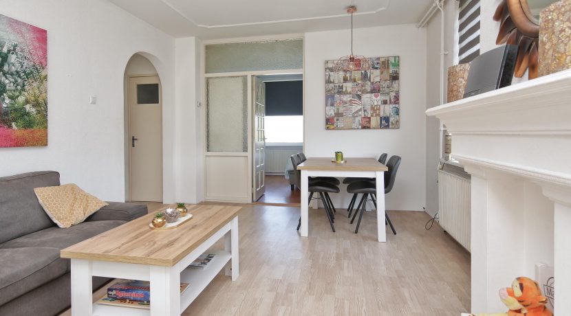 Een driekamer hoekappartement op penthouseniveau met vrij uitzicht voor en achter in centrum @Badhoevedorp aan de Einsteinlaan 295 Foto 14 Woonkamer 01e