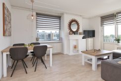 Een driekamer hoekappartement op penthouseniveau met vrij uitzicht voor en achter in centrum @Badhoevedorp aan de Einsteinlaan 295 Foto 15 Woonkamer 01f