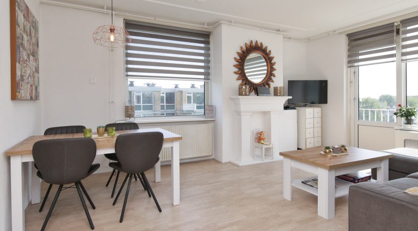 Een driekamer hoekappartement op penthouseniveau met vrij uitzicht voor en achter in centrum @Badhoevedorp aan de Einsteinlaan 295 Foto 15 Woonkamer 01f