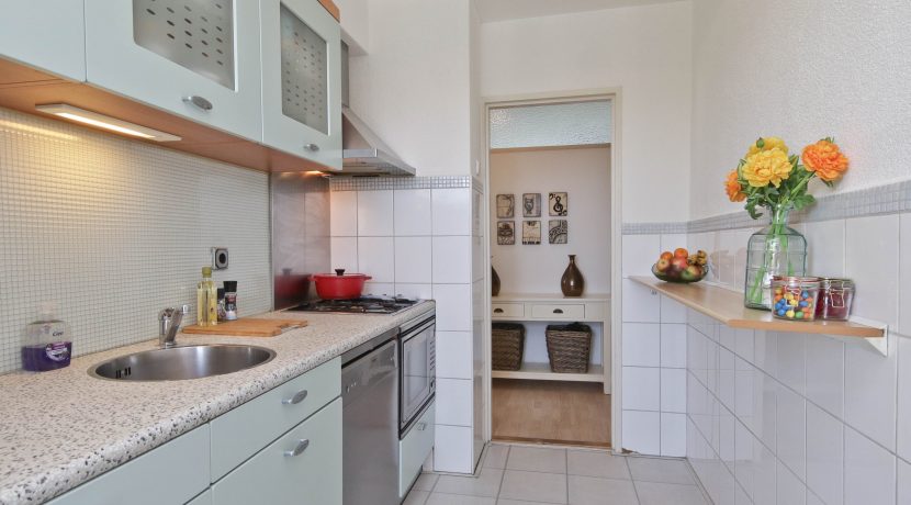 Een driekamer hoekappartement op penthouseniveau met vrij uitzicht voor en achter in centrum @Badhoevedorp aan de Einsteinlaan 295 Foto 17 Keuken 01b