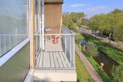 Een driekamer hoekappartement op penthouseniveau met vrij uitzicht voor en achter in centrum @Badhoevedorp aan de Einsteinlaan 295 Foto 18 Balkon 01b