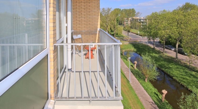 Een driekamer hoekappartement op penthouseniveau met vrij uitzicht voor en achter in centrum @Badhoevedorp aan de Einsteinlaan 295 Foto 18 Balkon 01b