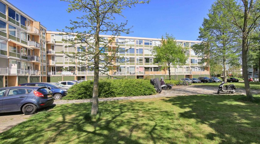 Een driekamer hoekappartement op penthouseniveau met vrij uitzicht voor en achter in centrum @Badhoevedorp aan de Einsteinlaan 295 Foto 24 Gevel 01c