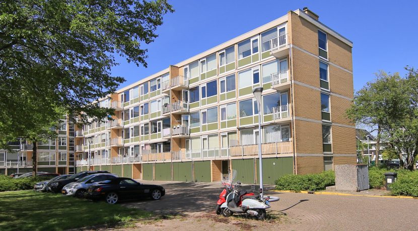 Een driekamer hoekappartement op penthouseniveau met vrij uitzicht voor en achter in centrum @Badhoevedorp aan de Einsteinlaan 295 Foto 25 Gevel 01d