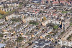 Een driekamer hoekappartement op penthouseniveau met vrij uitzicht voor en achter in centrum @Badhoevedorp aan de Einsteinlaan 295 Foto 32 Luchtfoto 01a