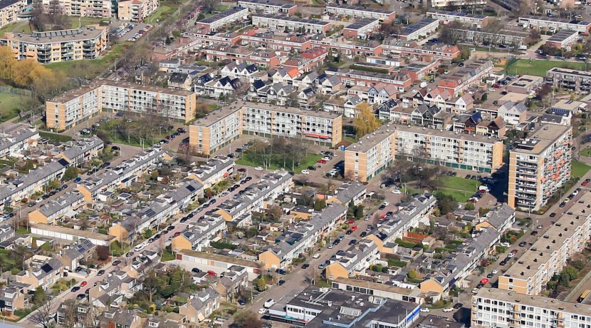 Een driekamer hoekappartement op penthouseniveau met vrij uitzicht voor en achter in centrum @Badhoevedorp aan de Einsteinlaan 295 Foto 32 Luchtfoto 01a