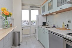 Een driekamer hoekappartement op penthouseniveau met vrij uitzicht voor en achter in centrum @Badhoevedorp aan de Einsteinlaan 295 Foto 4 Keuken 01a