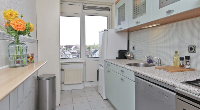 Een driekamer hoekappartement op penthouseniveau met vrij uitzicht voor en achter in centrum @Badhoevedorp aan de Einsteinlaan 295 Foto 4 Keuken 01a