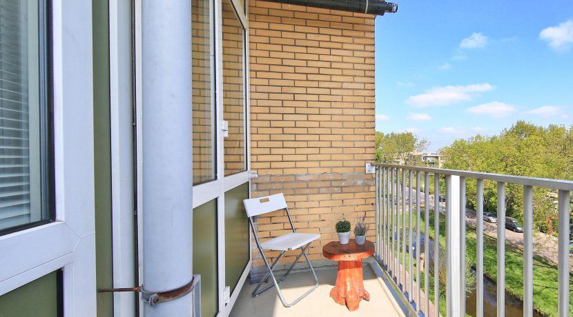 Een driekamer hoekappartement op penthouseniveau met vrij uitzicht voor en achter in centrum @Badhoevedorp aan de Einsteinlaan 295 Foto 5 Balkon 01a