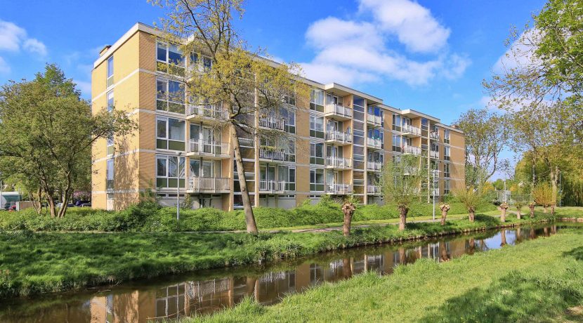 Een driekamer hoekappartement op penthouseniveau met vrij uitzicht voor en achter in centrum @Badhoevedorp aan de Einsteinlaan 295 Foto 7 Gevel 01b