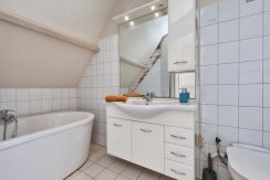 Karakteristieke jaren dertig kluswoning aan de Nieuwemeerdijk 66 @Badhoevedorp op 2 minuten van @Amsterdam Oud-Sloten Foto 07 Badkamer 01a