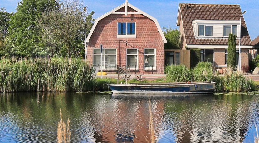 Ruime, gerenoveerde vrijstaande dijkwoning met voor water, achter een ZW-tuin aan de Akerdijk 116 @Lijnden aan de rand van @Amsterdam Foto 02 Gevel 01b