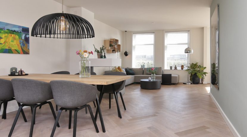 Ruime, gerenoveerde vrijstaande dijkwoning met voor water, achter een ZW-tuin aan de Akerdijk 116 @Lijnden aan de rand van @Amsterdam Foto 05 Woonkamer 01a